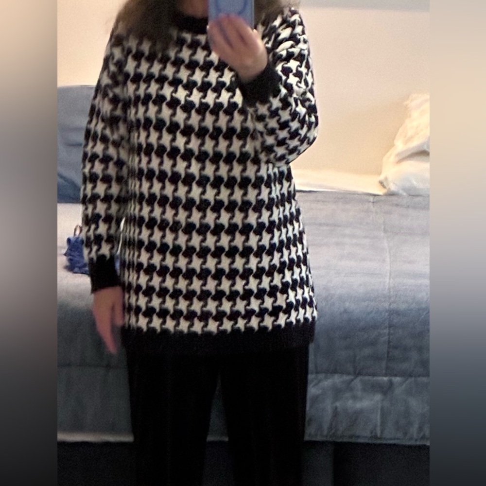 Houndstooth Macy’s Black and White Sweater Medium - Picture 4 of 4